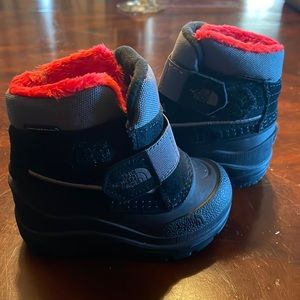 Baby north face snow boots with Velcro. Baby boy size 5 . Never worn.